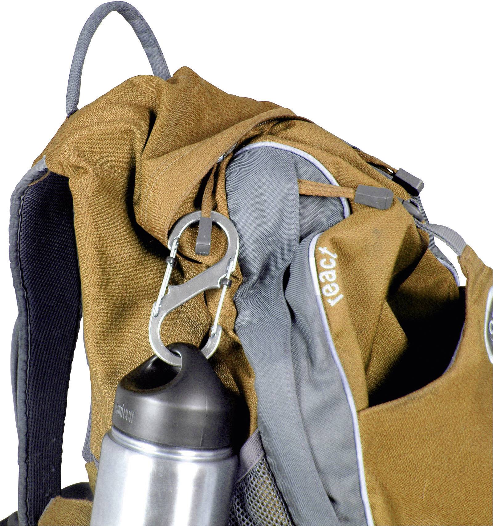 Sac à dos marron avec une bordure grise. Sur le côté pend une bouteille d'eau argentée, fixée avec un mousqueton.
