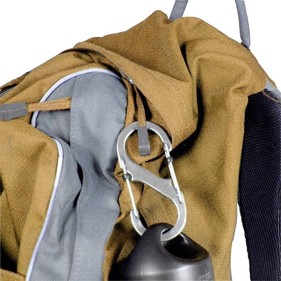 Sac à dos marron et gris avec des mousquetons, sur lequel est fixée une bouteille d'eau noire. Le sac à dos est posé sur le côté.