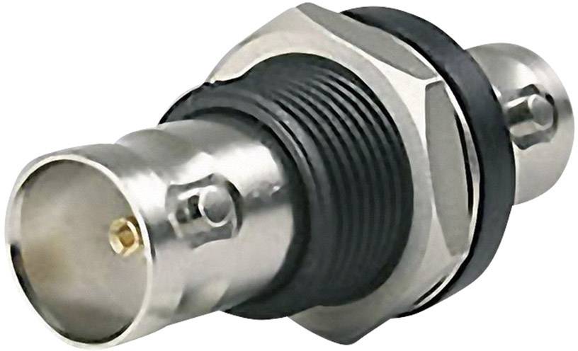 Un adaptateur BNC argenté à connexion filetée, pris de côté. Il sert à connecter des câbles munis de fiches BNC dans des appareils techniques.