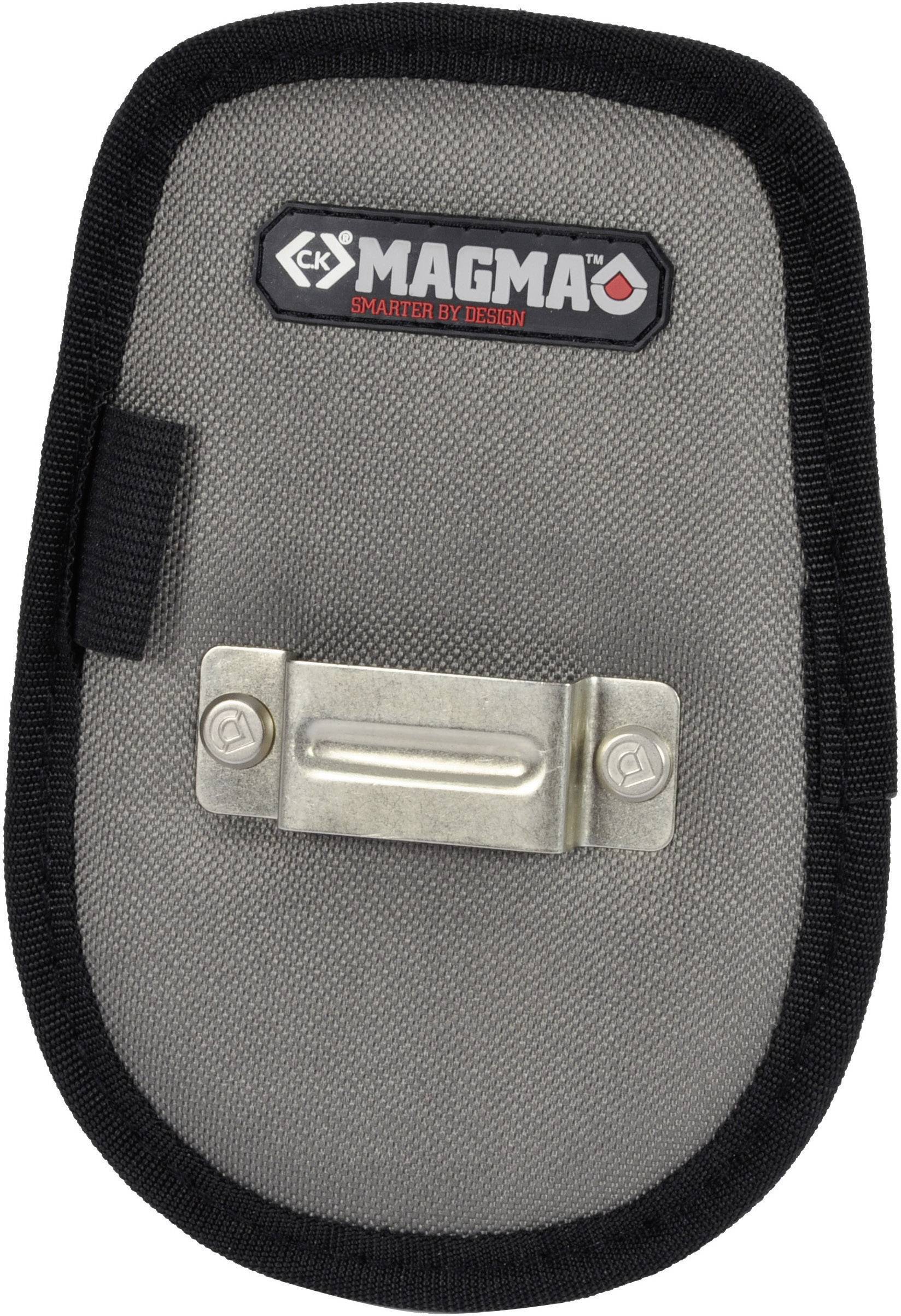 Un sac gris ovale avec une agrafe métallique et un bord noir, portant le logo 'CK Magma' sur le dessus.