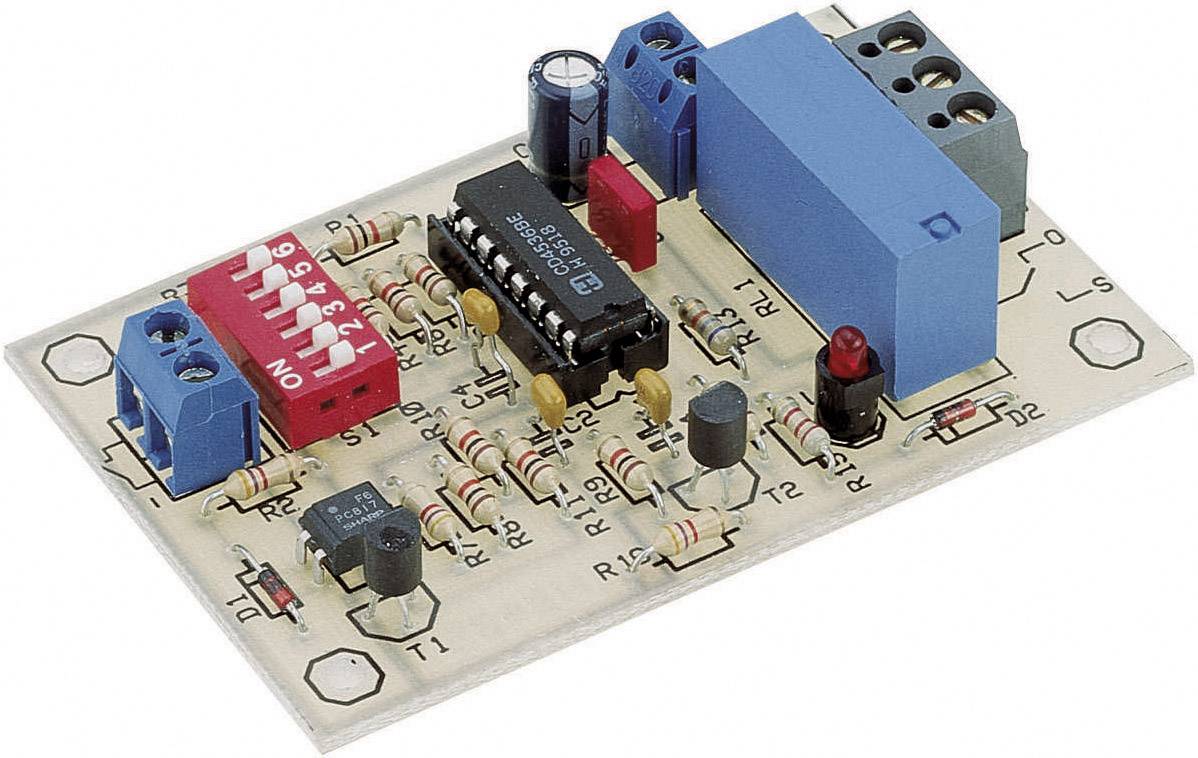 Circuit imprimé avec des composants électroniques : résistances, condensateur, microprocesseur et interrupteurs DIP. Utilisation dans les circuits électroniques.
