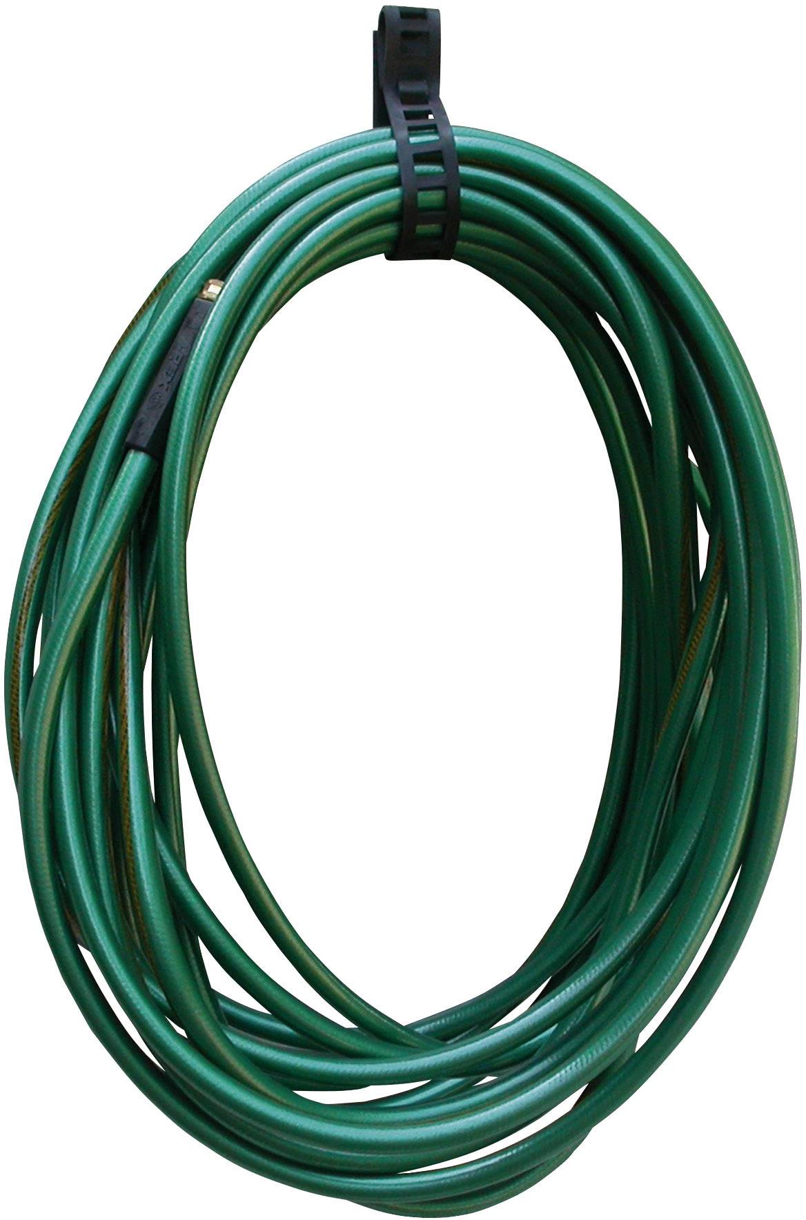Tuyau d'arrosage vert enroulé en forme ovale et maintenu par une bande noire.