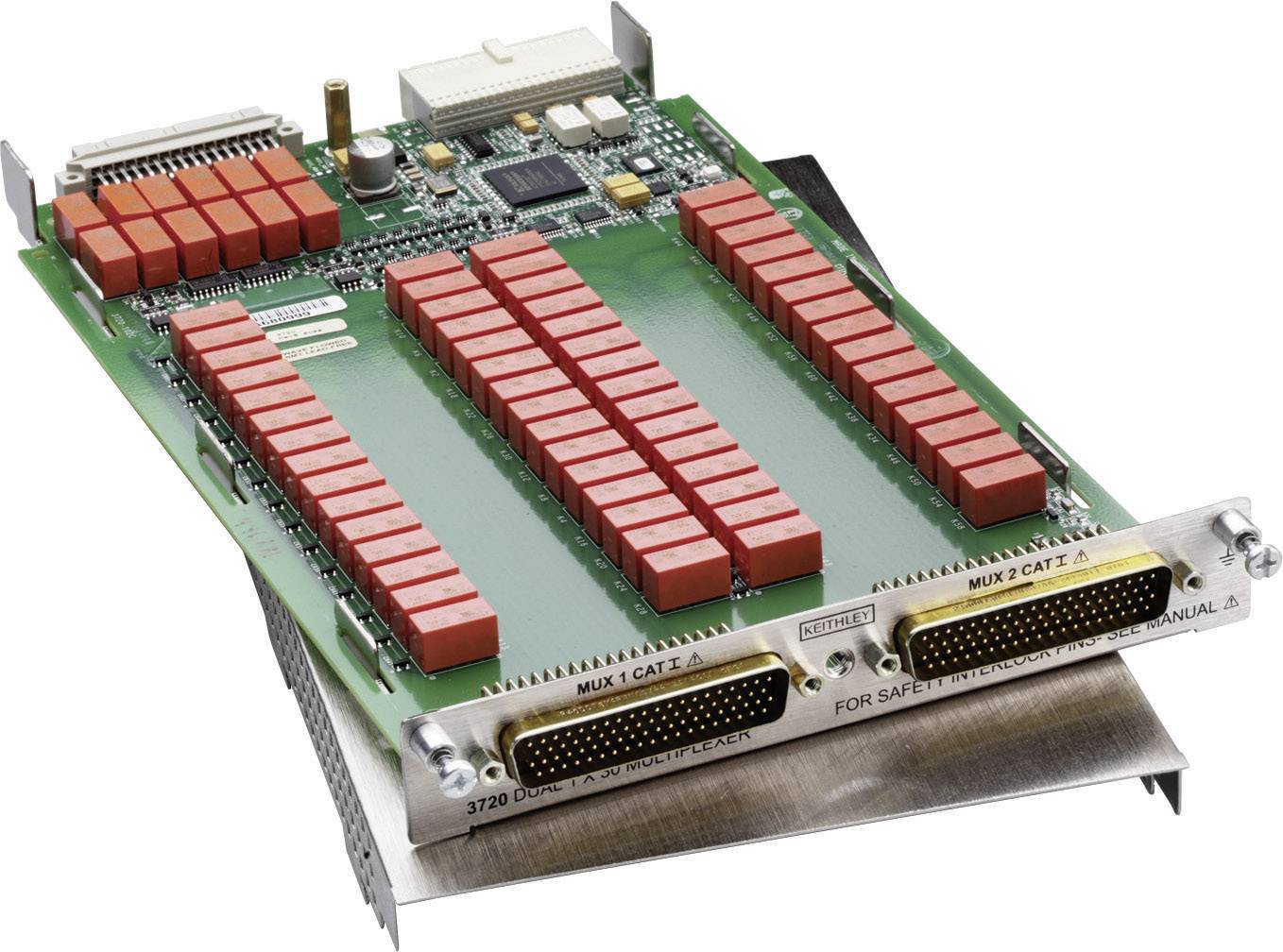 Une carte électronique avec des composants rouges et argentés, utilisée pour le traitement des signaux dans les dispositifs techniques.