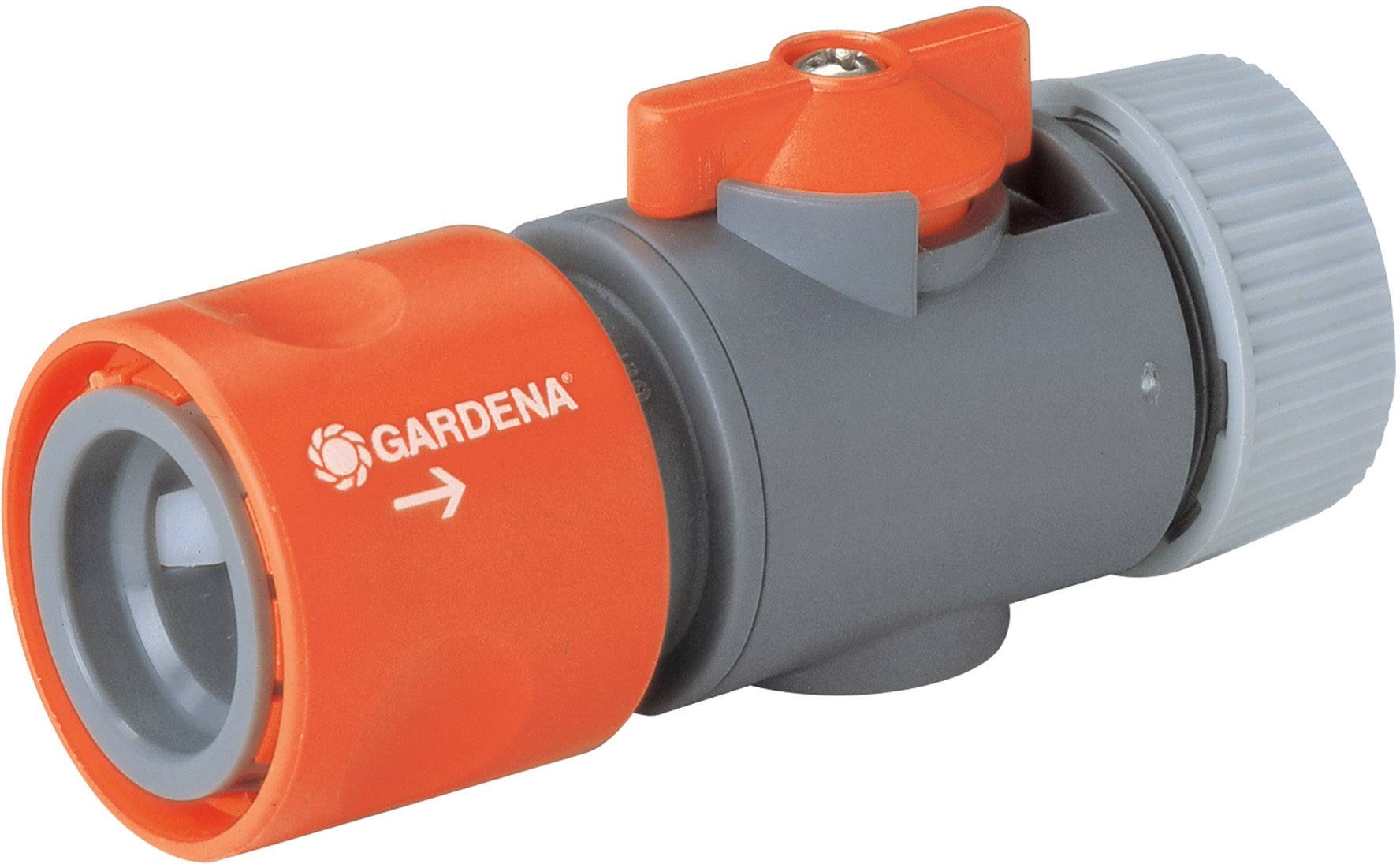 Raccord d'irrigation Gardena en rouge et gris avec fermeture à rotation, adapté pour connecter des systèmes de tuyaux d'arrosage de jardin.