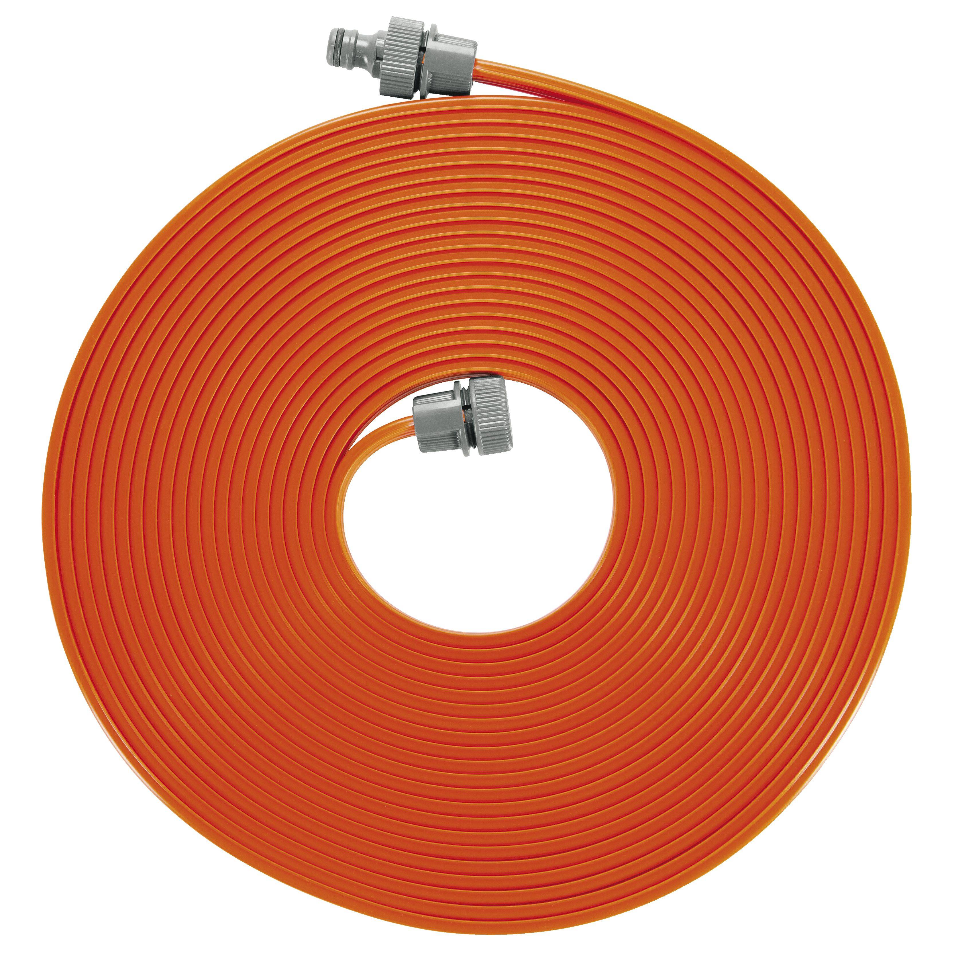 Un enroulement de tuyau d'arrosage orange avec des raccords métalliques, prêt à irriguer des jardins ou des pelouses.