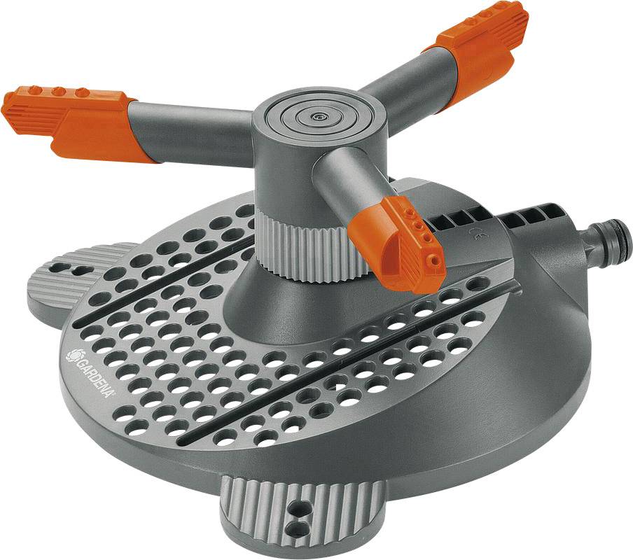Un arroseur circulaire gris avec trois bras oranges réglables pour l'irrigation. Il est équipé de trous pour une distribution uniforme de l'eau.