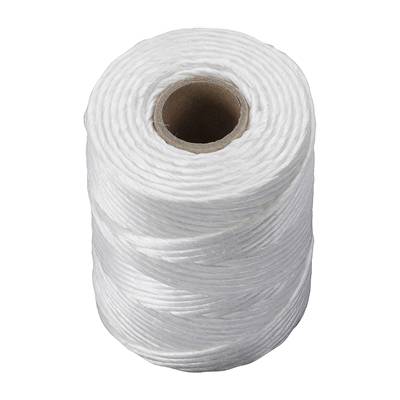 Un rouleau de ficelle blanche posé verticalement. Le fil est enroulé serré et lisse.