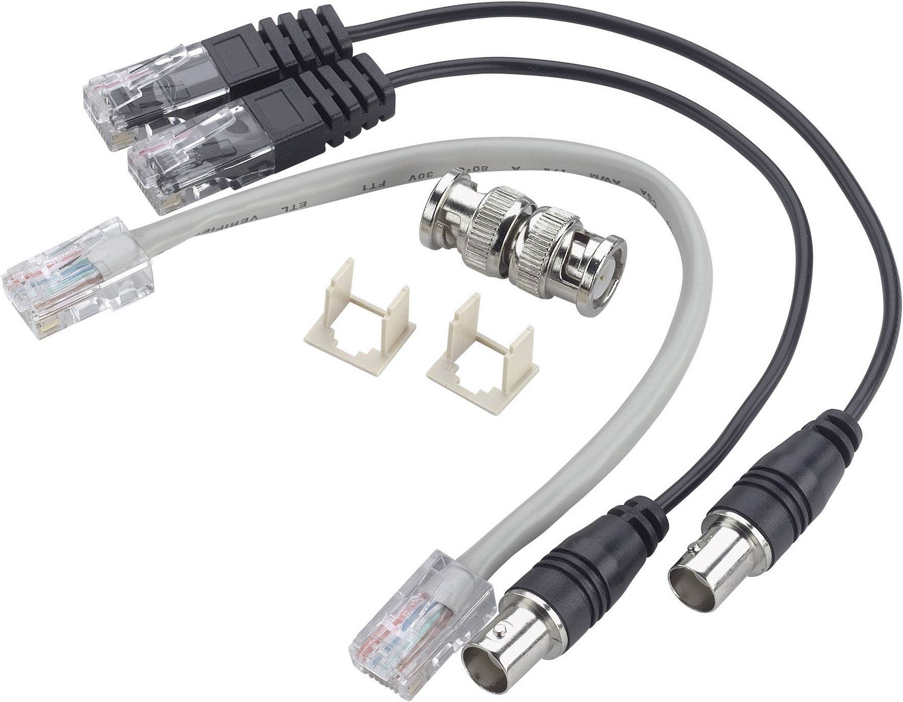 Trois câbles avec des connecteurs différents : deux fiches RJ45 et une fiche BNC. En outre, deux connecteurs blancs rectangulaires.