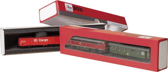 Deux trains de modélisme ferroviaire dans des emballages rouges, l'un portant l'inscription 'Cargo', l'autre un train rouge avec un wagon vert.