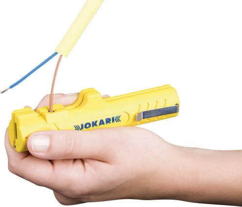 Une main tient un outil à dénuder qui coupe un câble. L'outil à dénuder est jaune avec l'inscription 'JOKAR'.