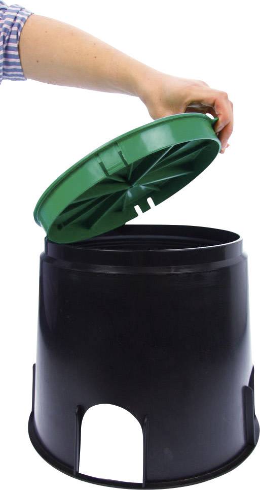 Une main soulève le couvercle vert d'un récipient noir avec des découpes au fond.