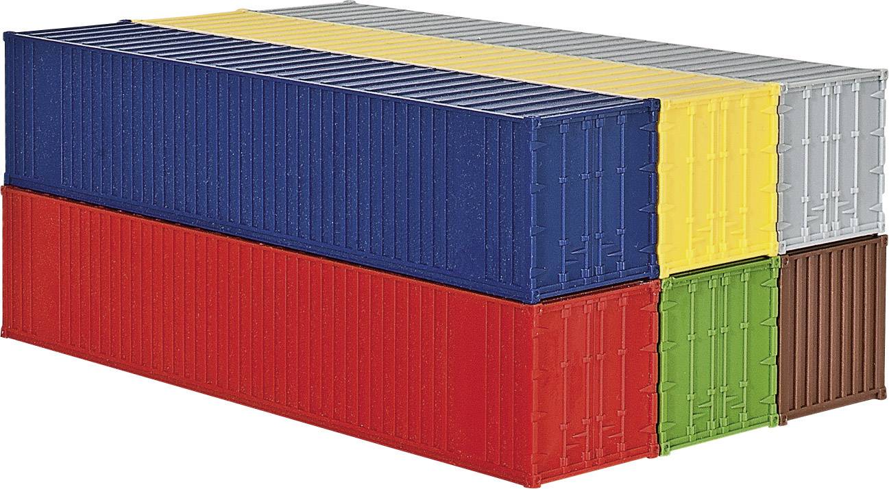 Cinq conteneurs de fret empilés de différentes couleurs : un bleu, un rouge, un jaune, un vert et un marron. Ils symbolisent la logistique et le transport.