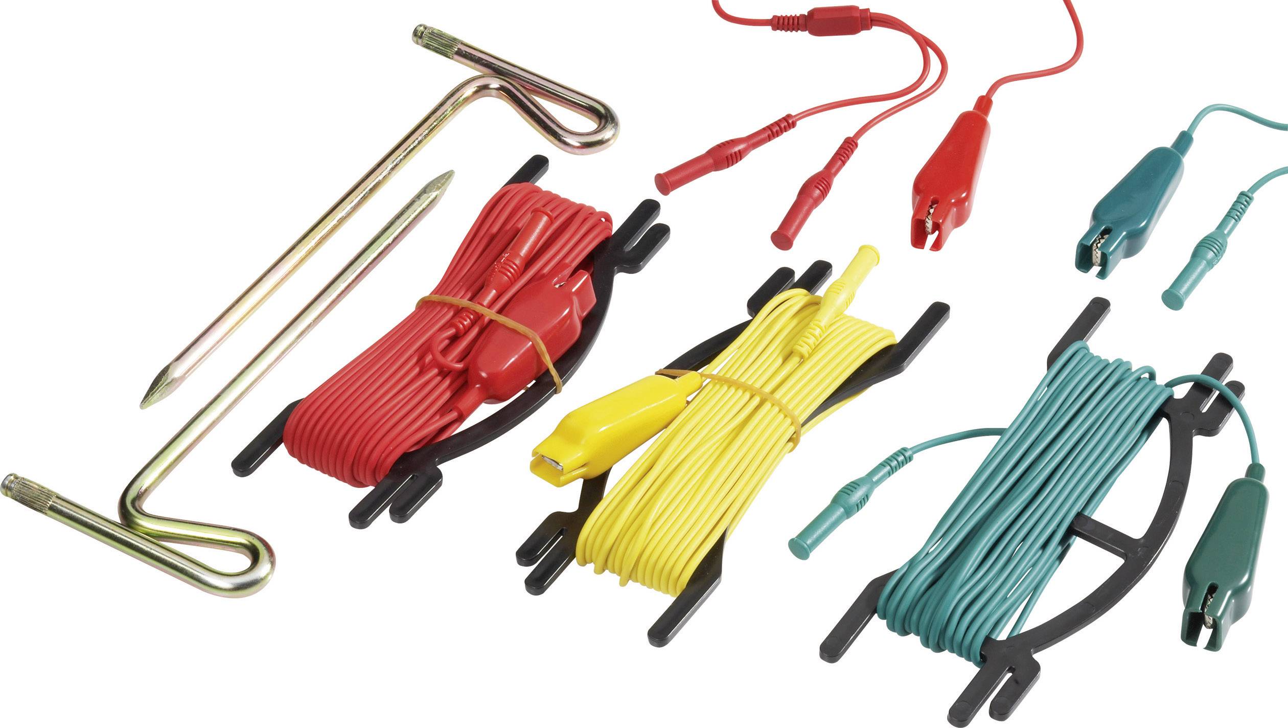 Plusieurs câbles de couleurs différentes munis de pinces crocodiles, organisés sur des bobines, à côté de piquets de terre utilisés pour fixer des clôtures grillagées.