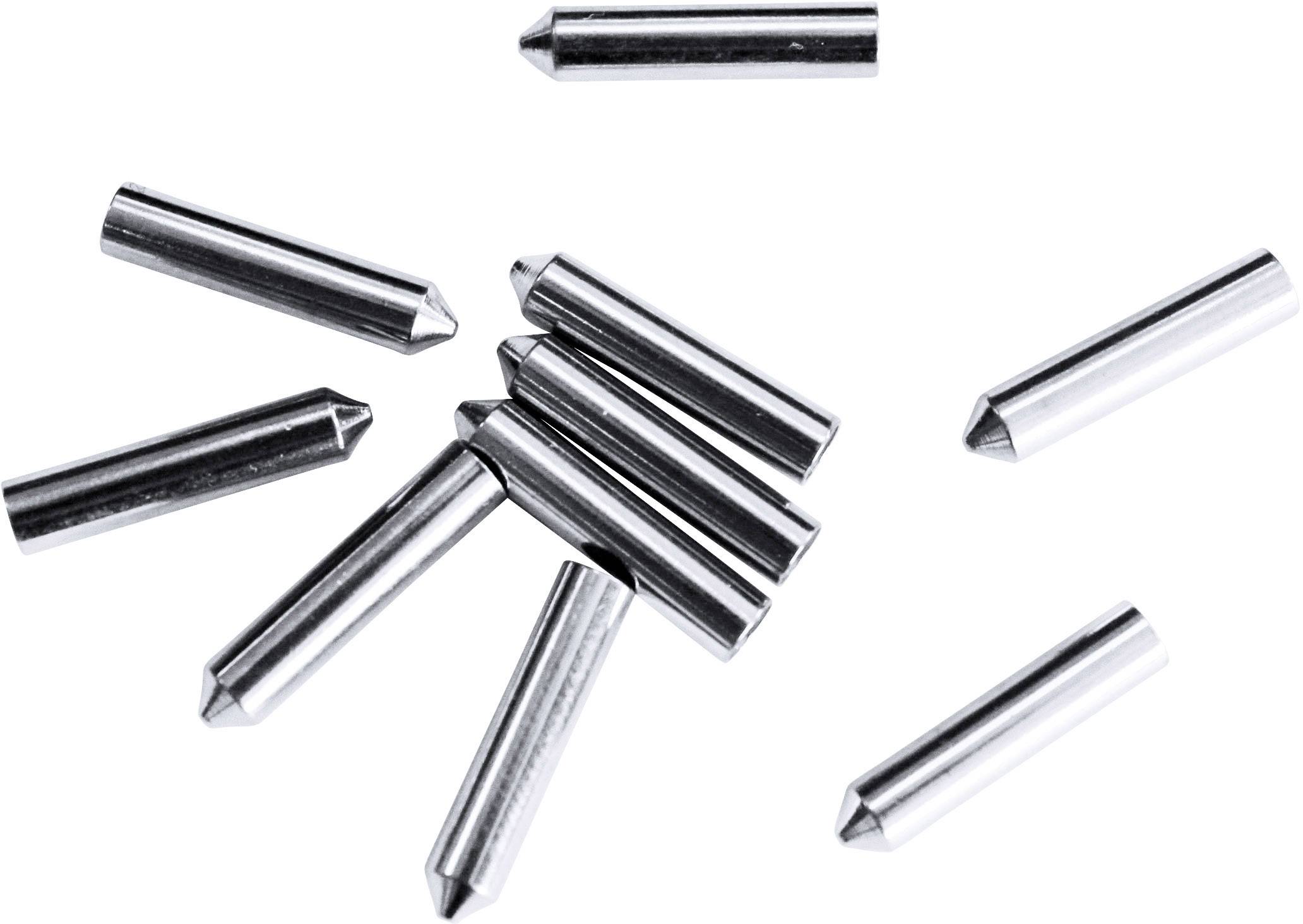 Plusieurs stylos en métal argenté avec des pointes pointues sont dispersés sur une surface blanche.