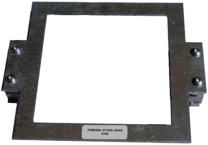 Cadre métallique avec ouverture rectangulaire, quatre trous de vis aux coins, étiquette portant l'inscription '7KM9900-0YA00-0AA0 4109'.