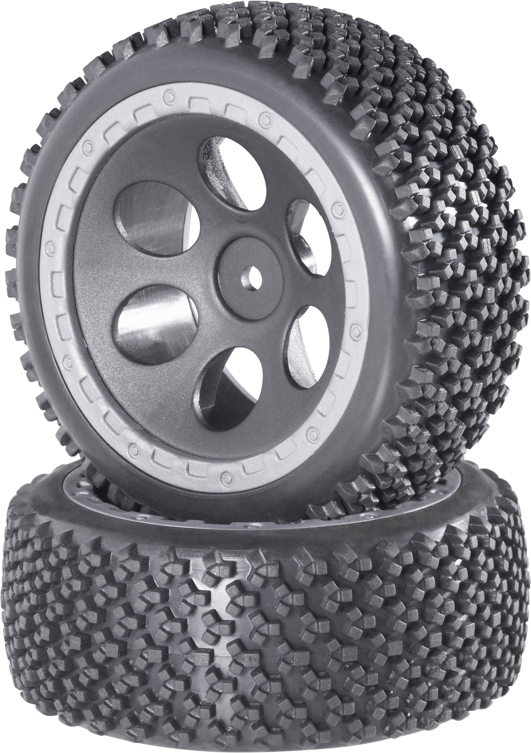 Deux roues à gros crampons d'un véhicule tout-terrain télécommandé. Une roue est posée sur l'autre. Elles possèdent de gros reliefs pour une adhérence maximale.