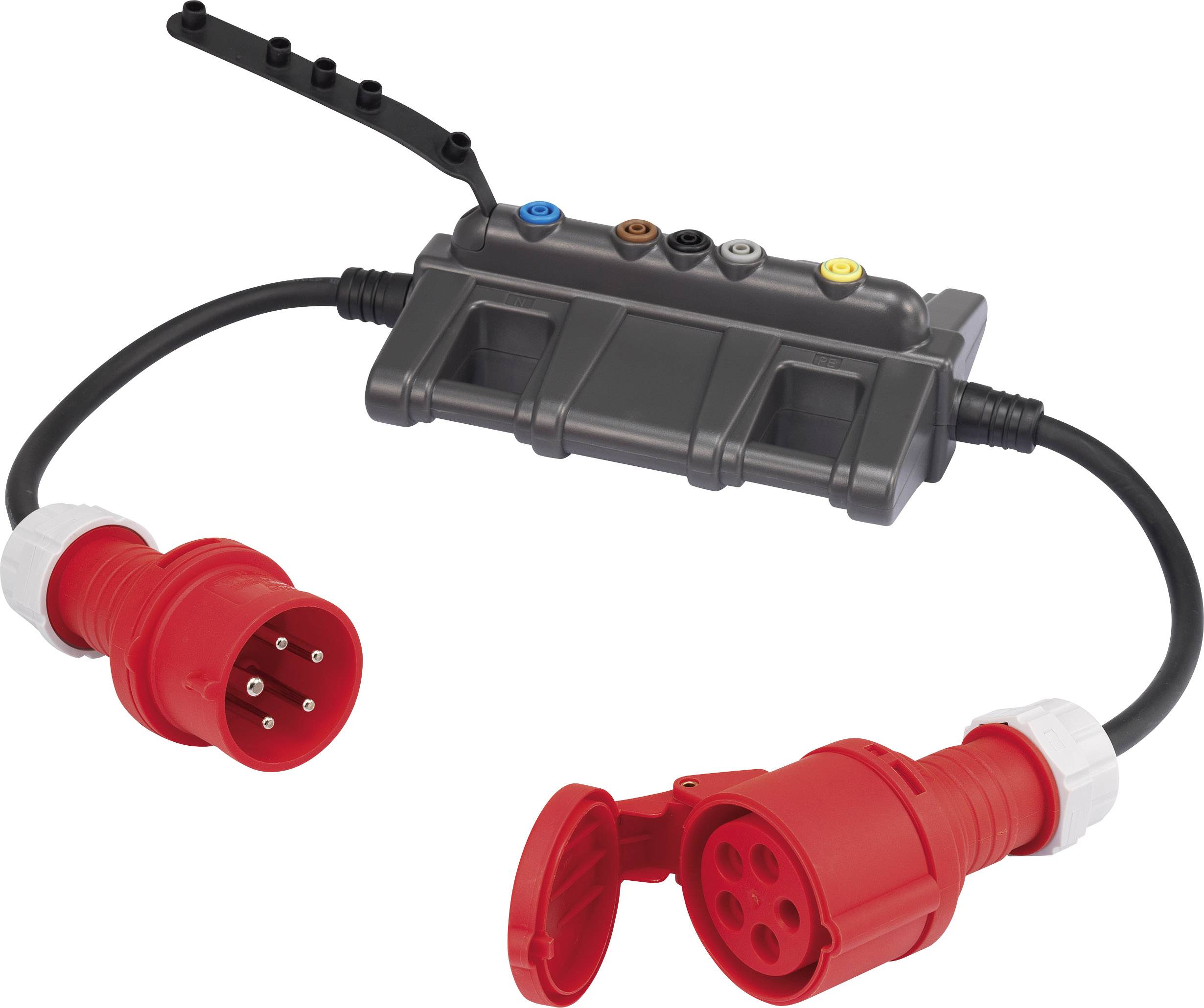 Un câble électrique industriel rouge avec une fiche et une prise est représenté sur un fond blanc.