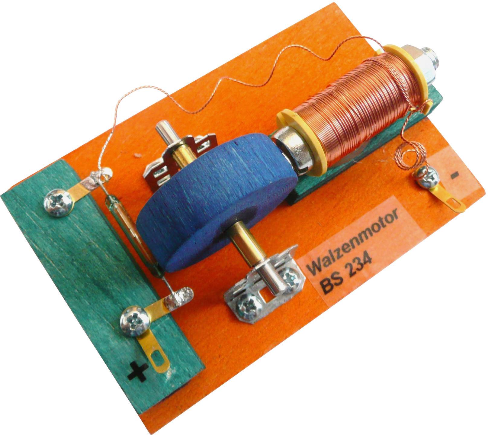 Moteur à rouleaux fait maison avec un rotor bleu, des bobines de cuivre et un socle orange, étiqueté 'Moteur à rouleaux BS 234'.