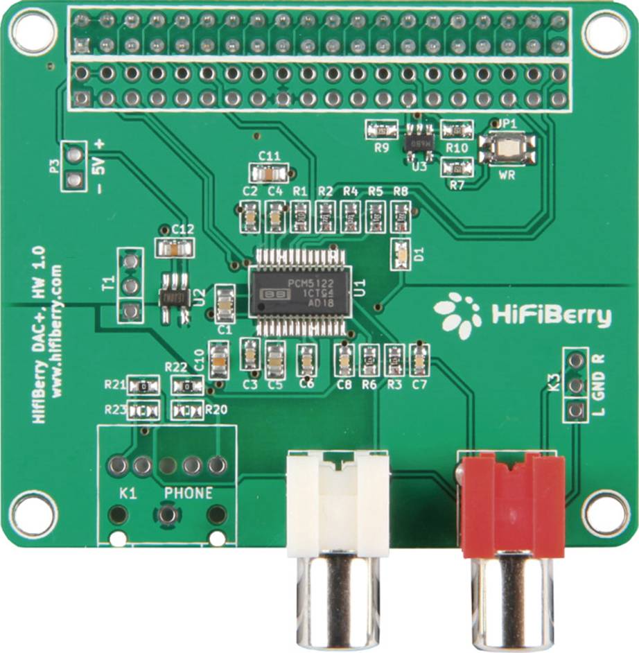 Carte 'HiFiBerry DAC+', verte, montrant des composants électroniques tels que des condensateurs et des puces. Deux connexions audio en bas.