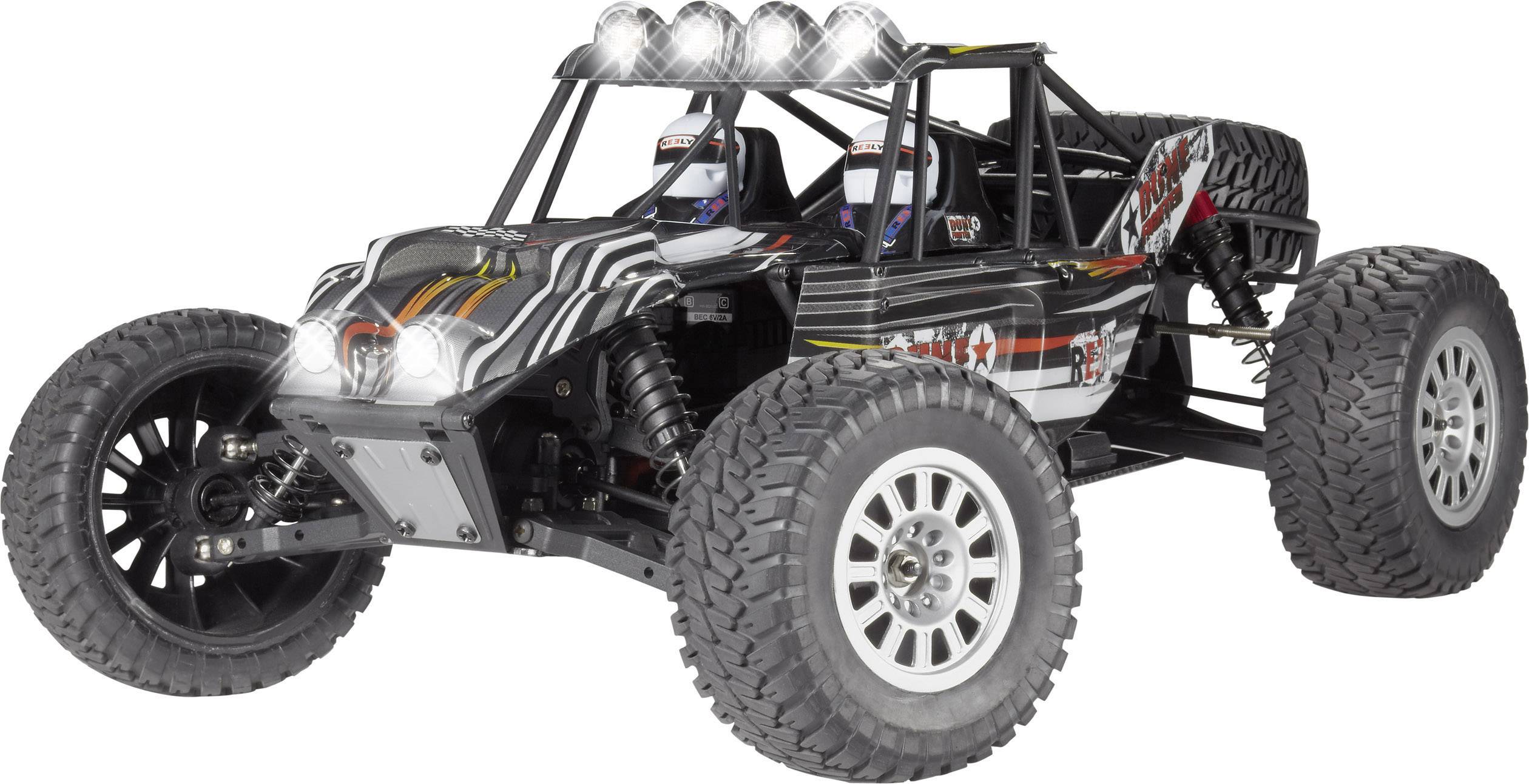 Une voiture télécommandée de style buggy, noire avec des bandes blanches et rouges, équipée de grands pneus tout-terrain.