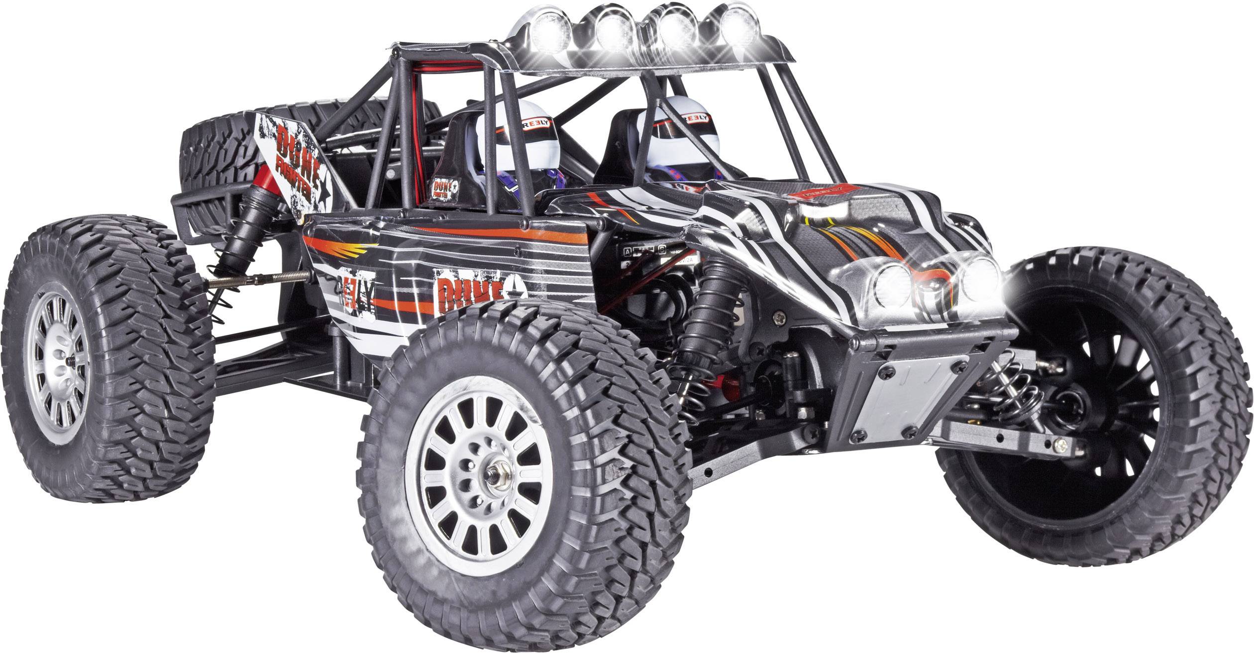Une voiture télécommandée de style buggy avec des pneus robustes et un design noir et rouge, adaptée aux aventures tout-terrain.