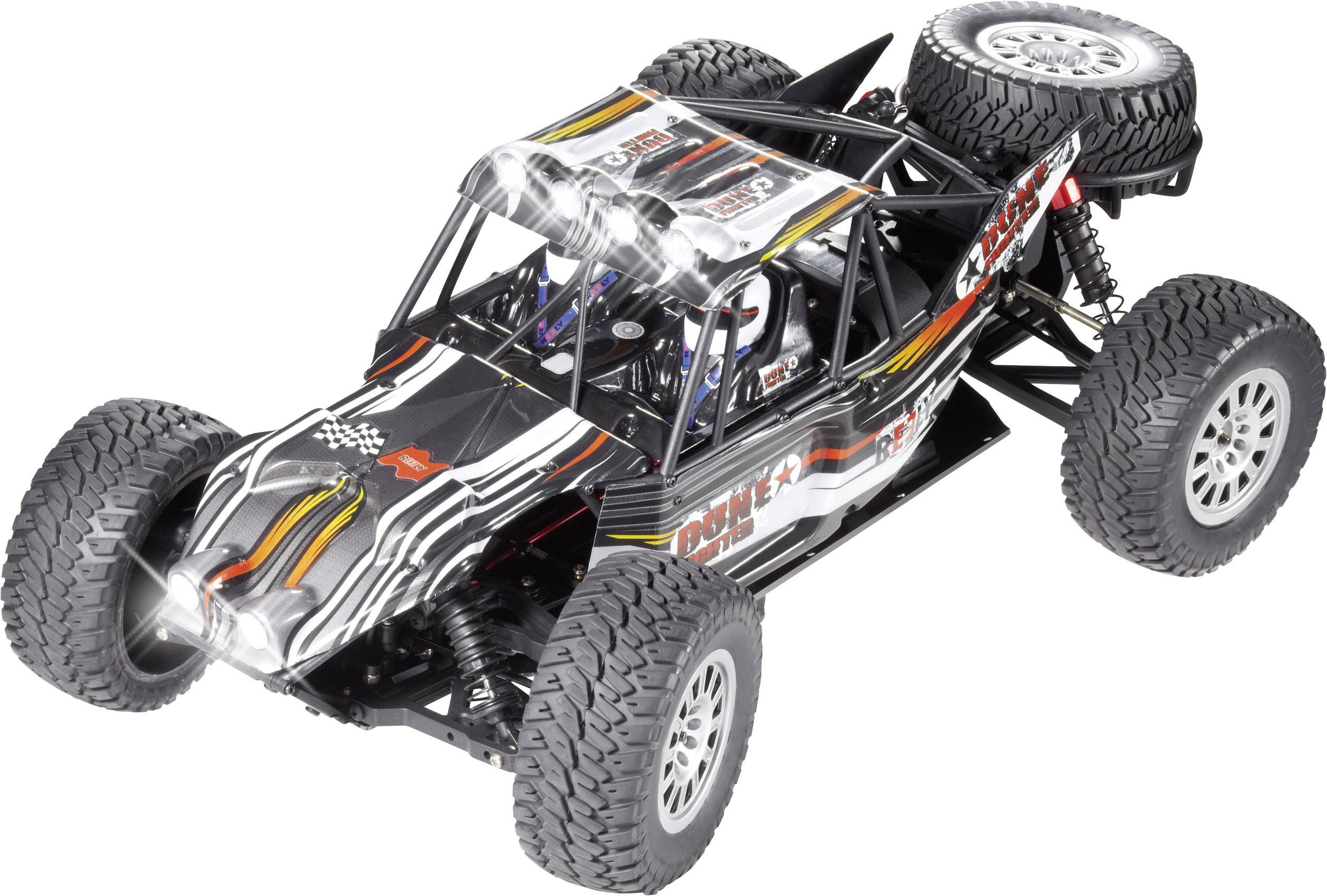 Une voiture télécommandée de style tout-terrain avec des pneus robustes, un design stylisé noir, blanc et jaune, et une roue de secours à l'arrière.