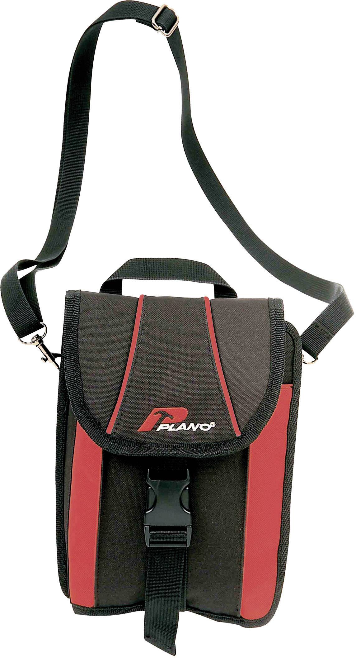 Sacoche noire avec des accents rouges et une boucle, marque 'Plano'.