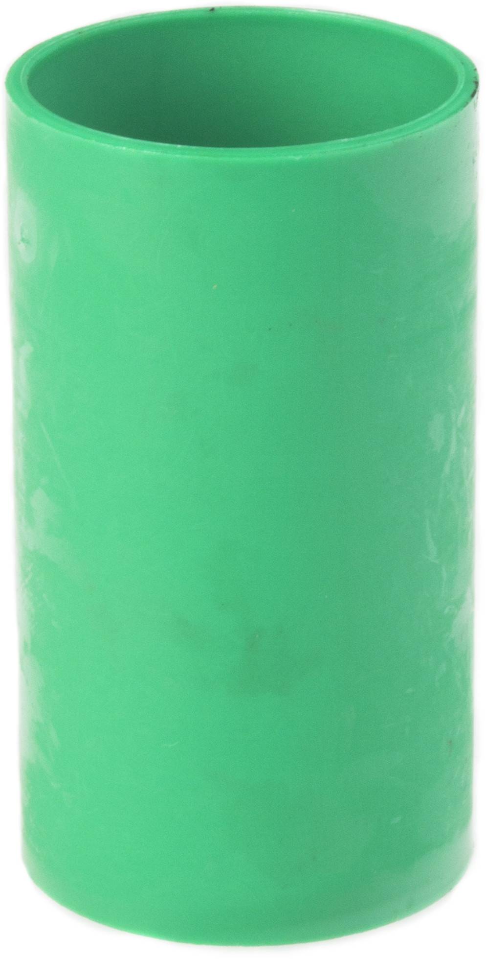 Un cylindre en plastique vert, debout et vide, sur un fond blanc.