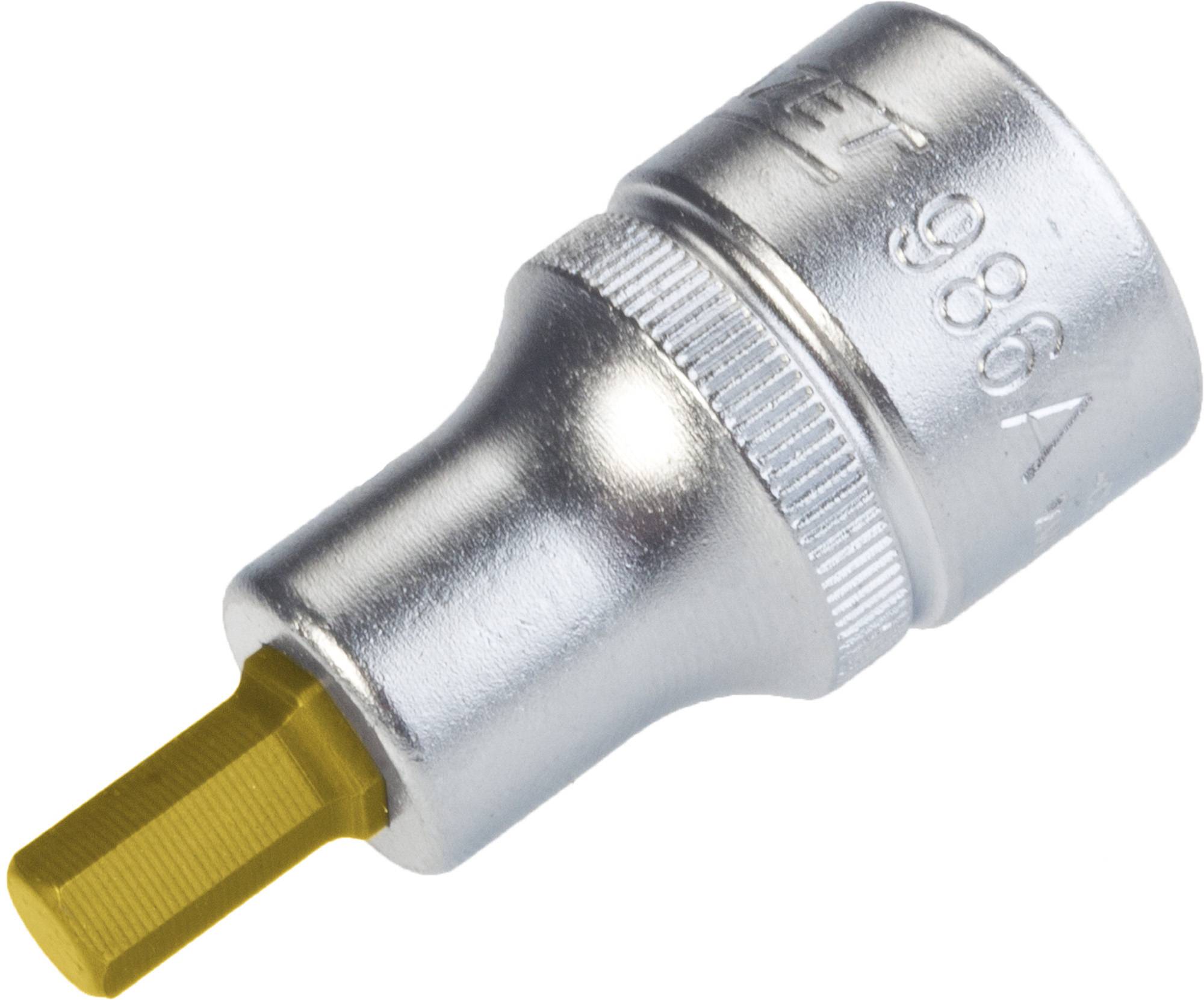 Une clé à cliquet en argent avec un embout hexagonal jaune. Adaptée pour les outils de maintenance ou de réparation.