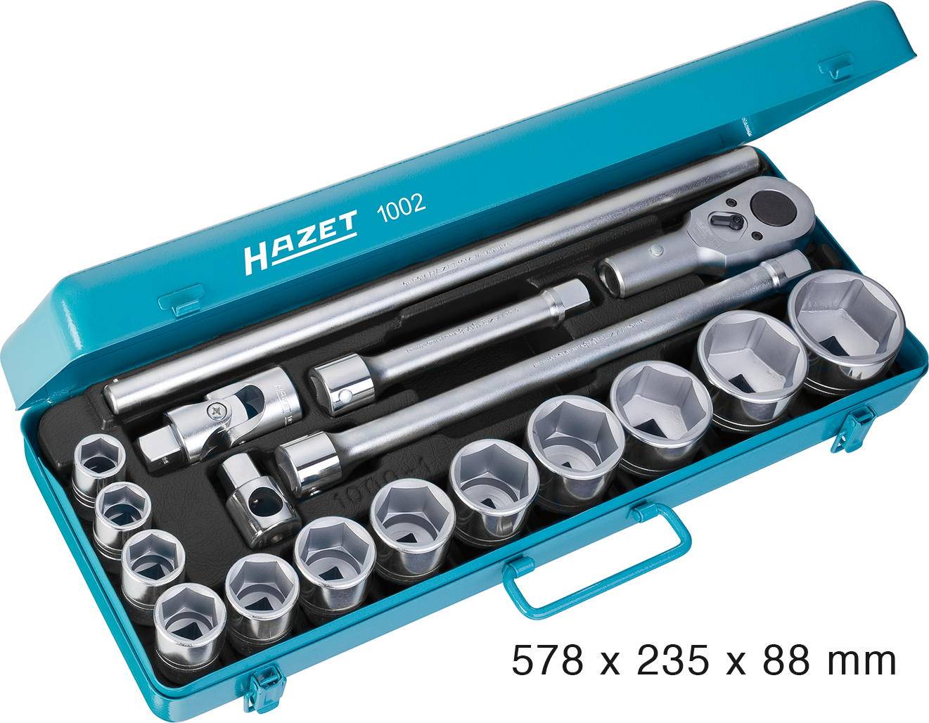 Une boîte à outils ouverte contenant différentes douilles et rallonges. Nom de marque 'Hazet' sur le couvercle. Dimensions : 578 x 235 x 88 mm.