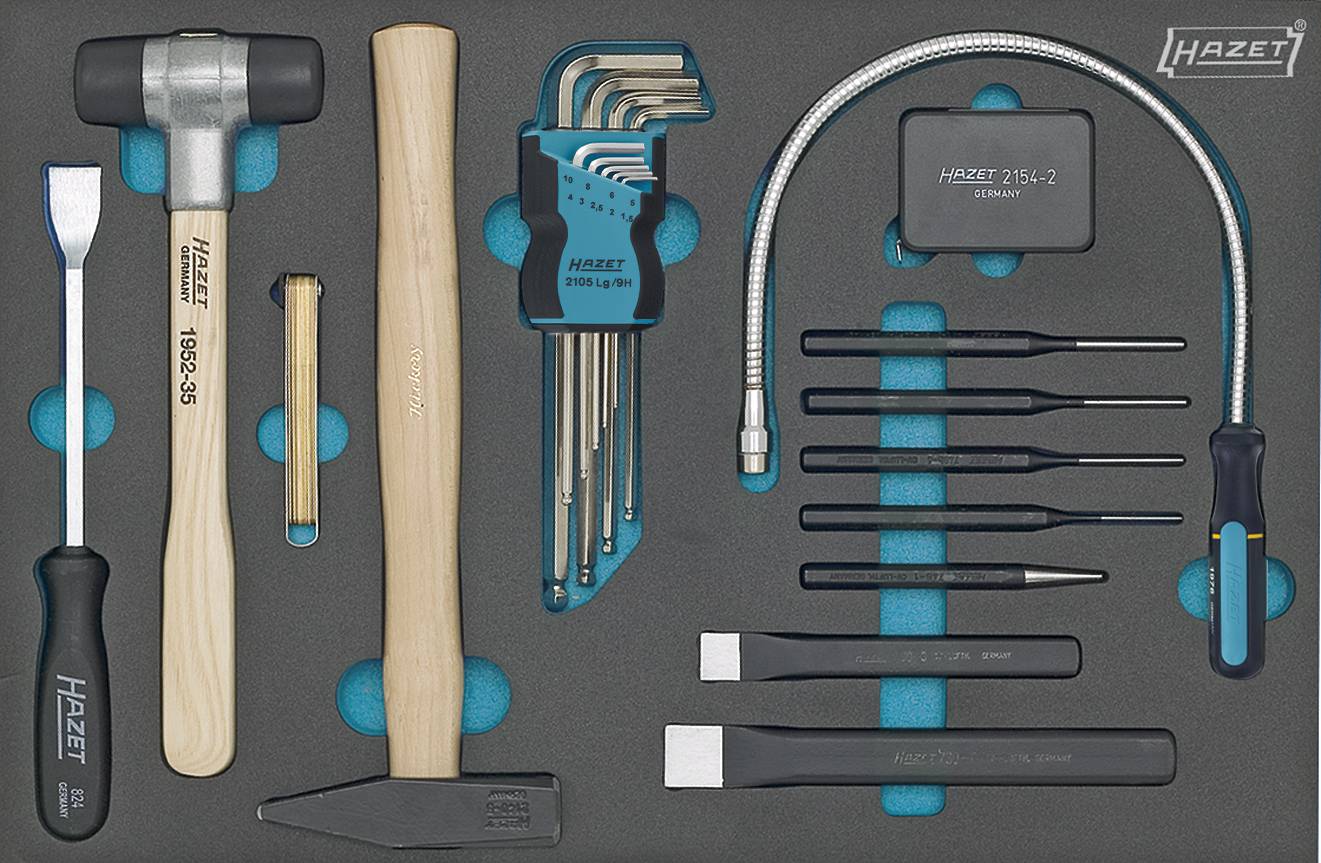 Un ensemble d'outils comprenant un marteau, des tournevis, des clés Allen et des burins, rangés dans un support en mousse compartimenté.