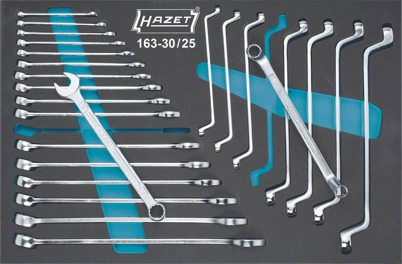 Un ensemble d'outils comprenant différentes clés à anneau et clés plates, soigneusement rangé dans un support en mousse grise.