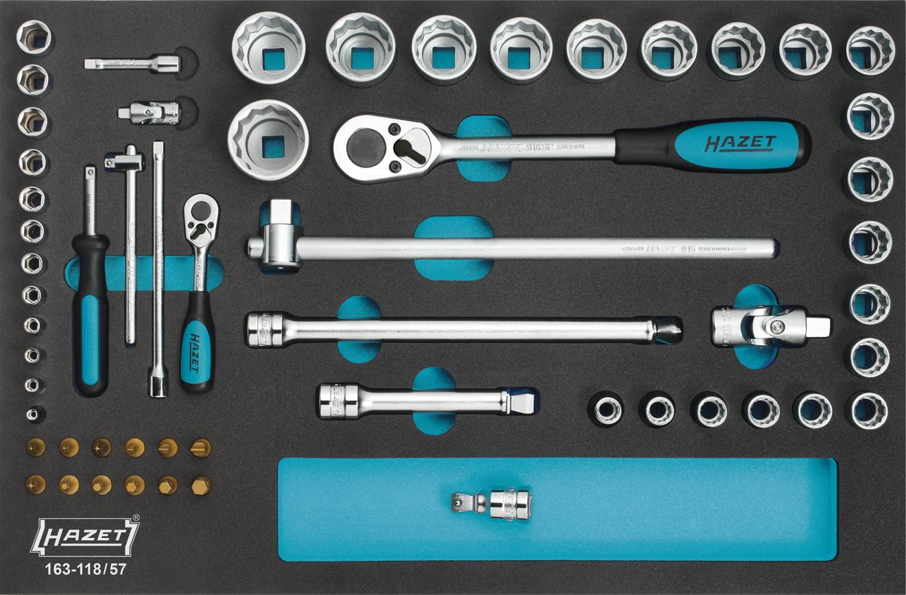 Un ensemble d'outils Hazet comprenant différentes clés à douille, des clés à cliquet et des rallonges, soigneusement rangé dans un coffret.