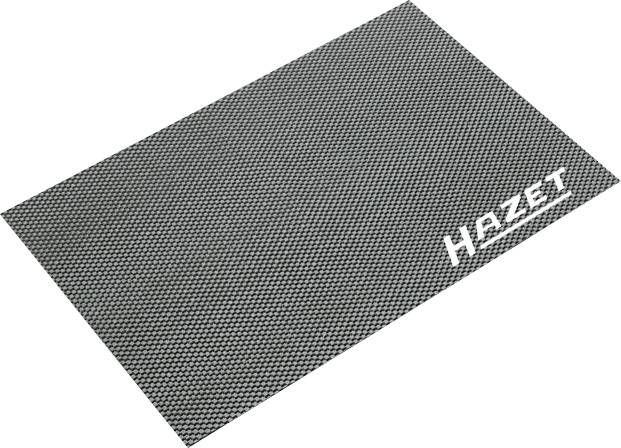 Un tapis à outils noir avec une surface antidérapante texturée et le logo 'Hazet' dans le coin. Idéal pour les surfaces de travail.