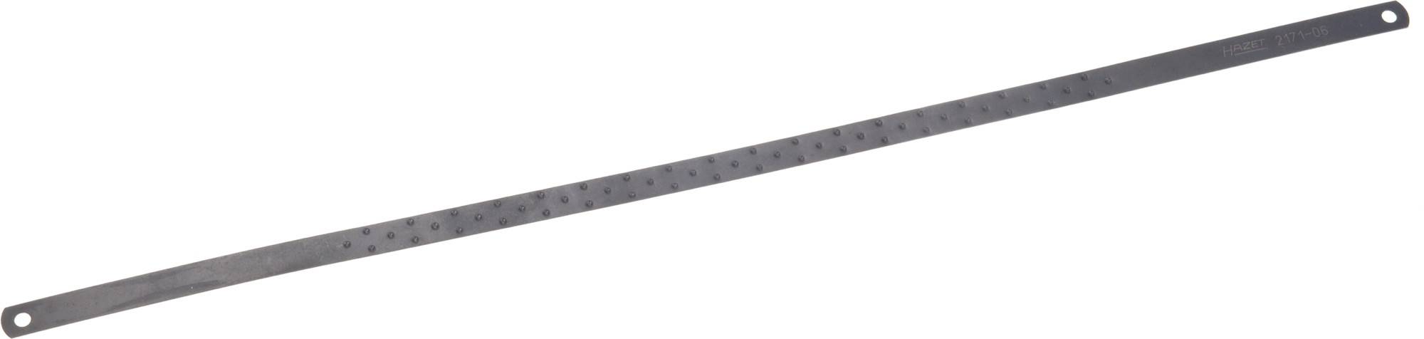 Une bande métallique plate et longue percée de petits trous à intervalles réguliers, probablement une règle ou un instrument de mesure.