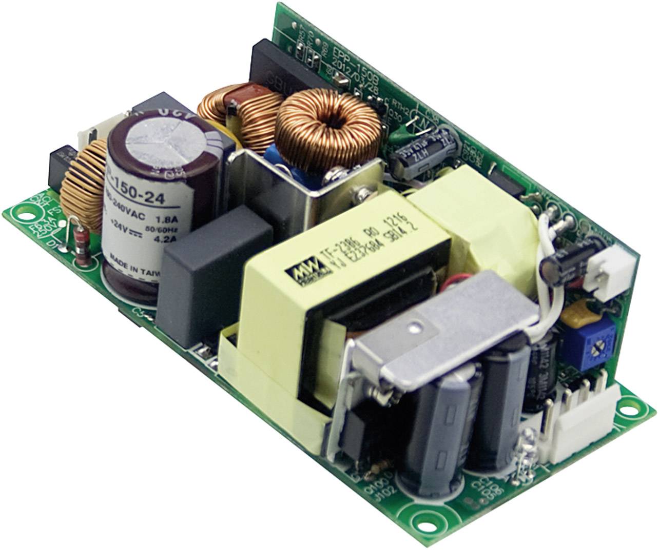Une carte électronique équipée de plusieurs composants électroniques tels que des bobines, des condensateurs et des transformateurs destinés à l'alimentation électrique.
