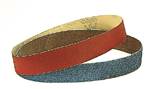 Deux bandes abrasives, l'une rouge et l'autre bleue, sont placées côte à côte. Elles sont destinées aux travaux de ponçage dans l'atelier.