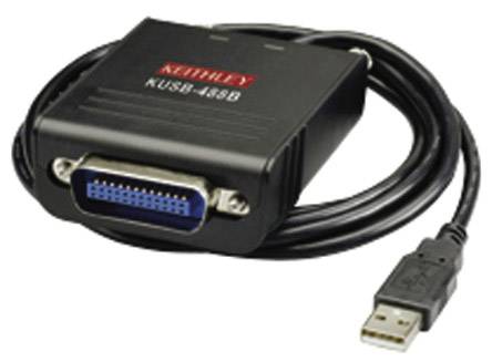 Un câble adaptateur USB noir avec une connexion parallèle à 25 broches. L'adaptateur est étiqueté 'KUSB-488'.