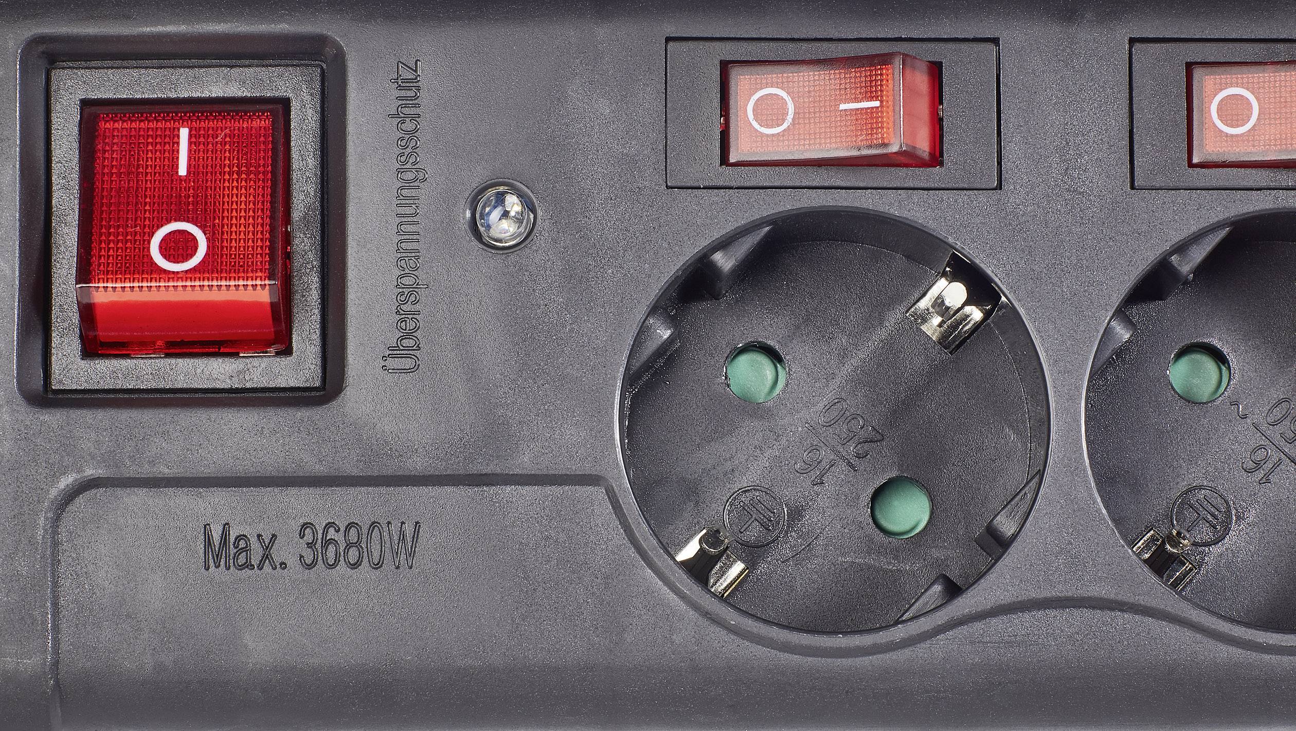 Multiprise avec deux prises électriques et deux interrupteurs à bascule rouges. Inscription 'Max. 3680W' et indication 'Protection contre les surtensions'.