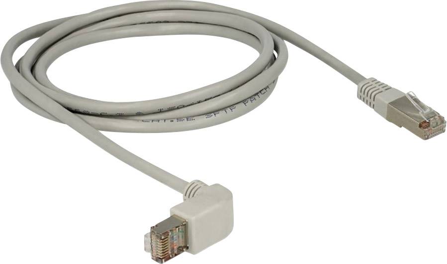 Un câble Ethernet gris avec des connecteurs RJ45 à chaque extrémité, enroulé sur un fond blanc.