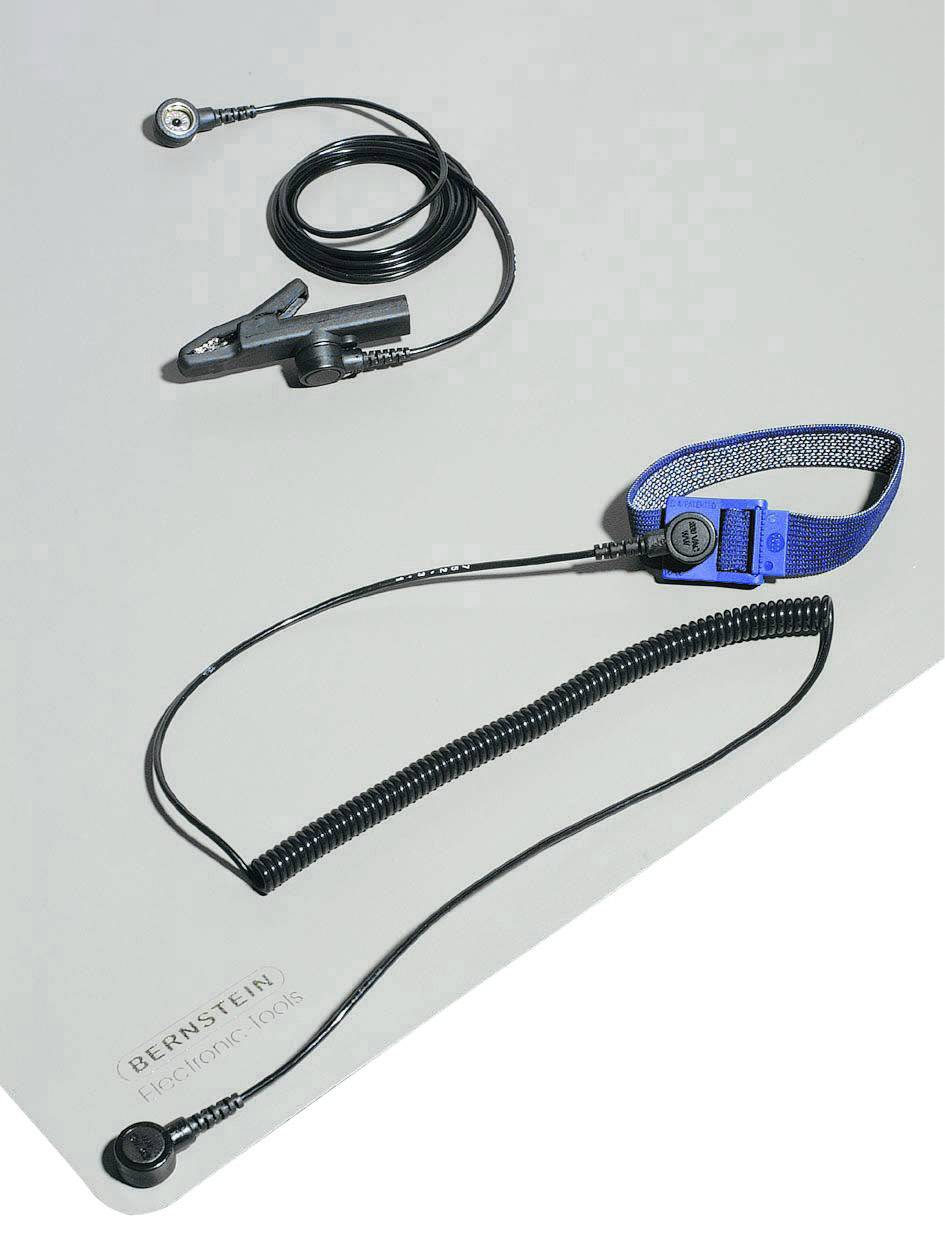 Bracelet antistatique avec clip et câble, conçu pour décharger l'électricité statique lors de travaux impliquant des composants électroniques sensibles.