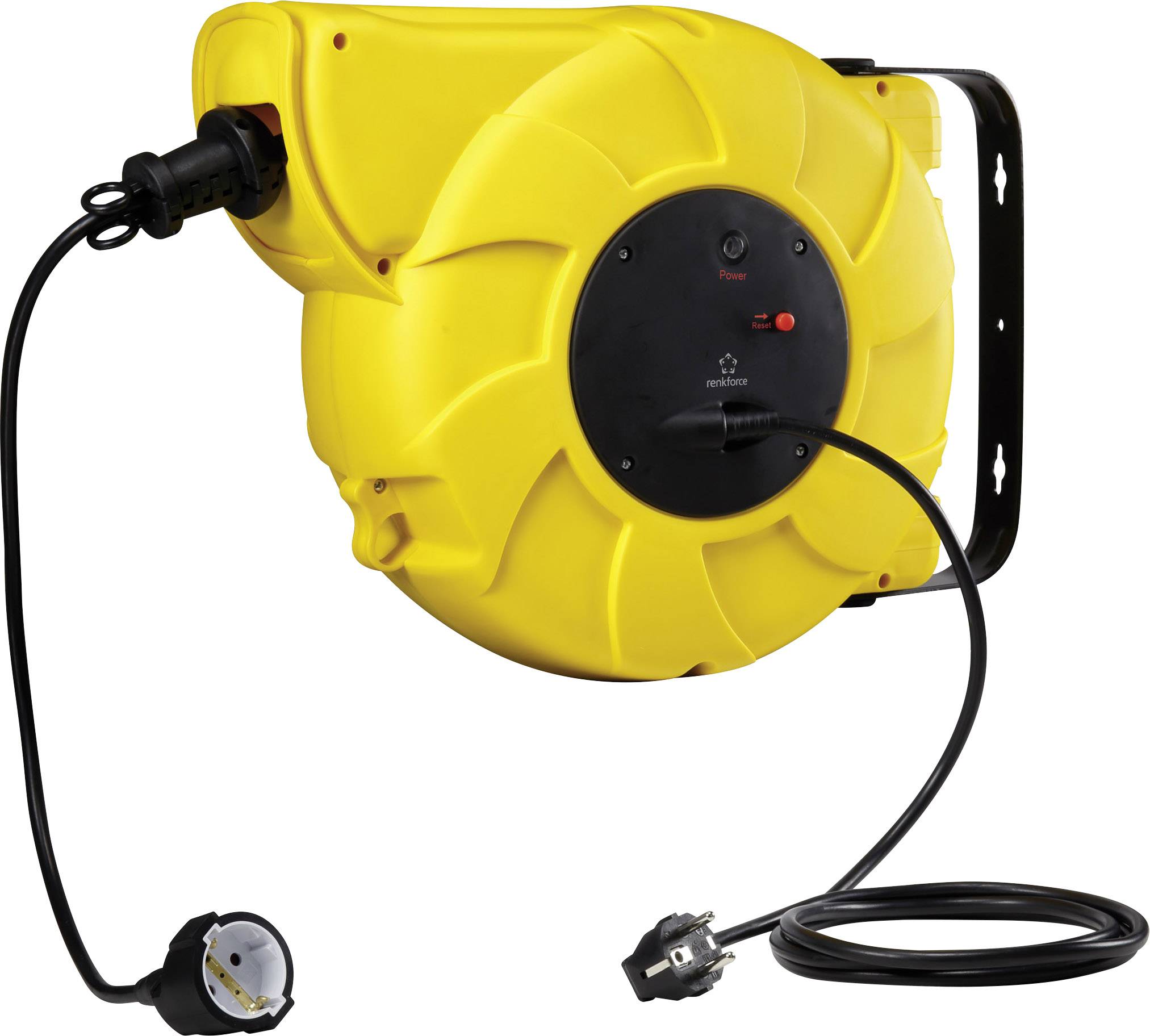 Une bobine de câble automatique jaune avec un câble noir et des fiches, montée au mur, sert à un rangement et une utilisation en toute sécurité.