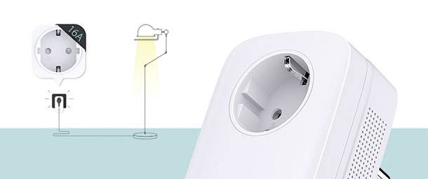Une prise intelligente moderne, blanche. À côté, des symboles indiquant une fonction de télécommande et de contrôle de lampe.