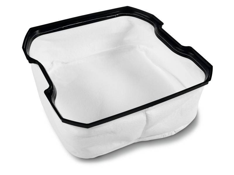 Un seau en plastique vide, doublé d'un voile blanc, sur un fond blanc.