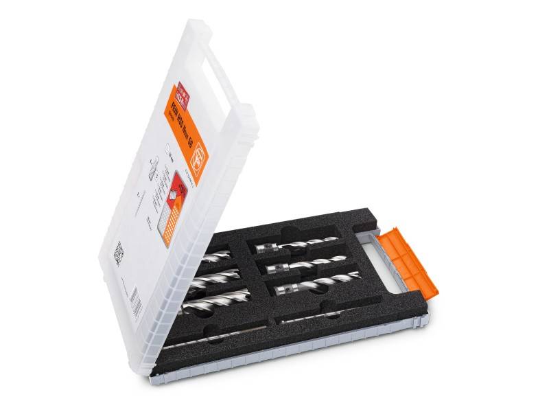 Un coffret en plastique ouvert contenant un ensemble de forets métalliques de différentes tailles, soigneusement rangés dans un support en mousse.