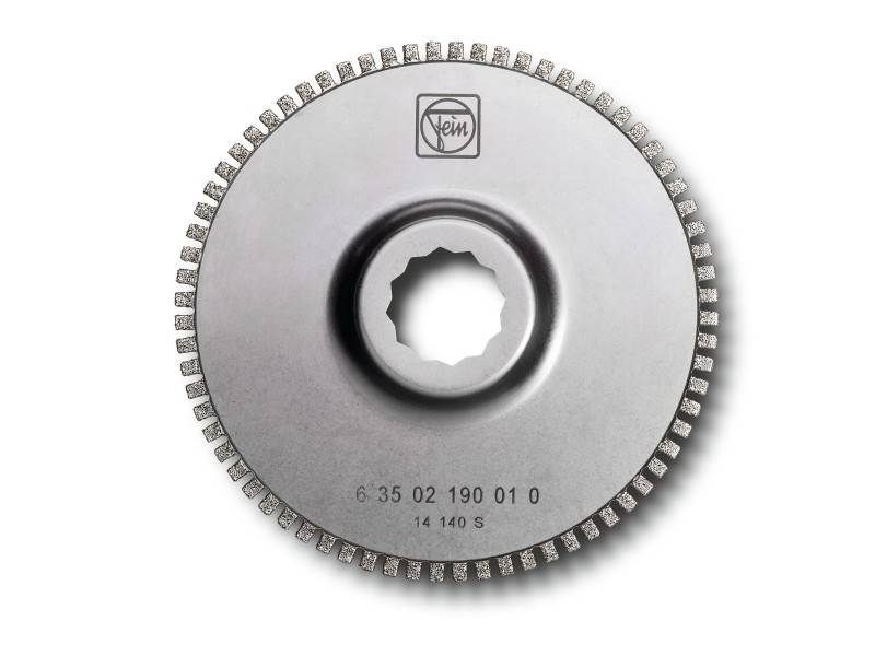 Outil de coupe circulaire avec des bords dentelés et un logo de marque au centre. De couleur argentée avec des numéros imprimés.