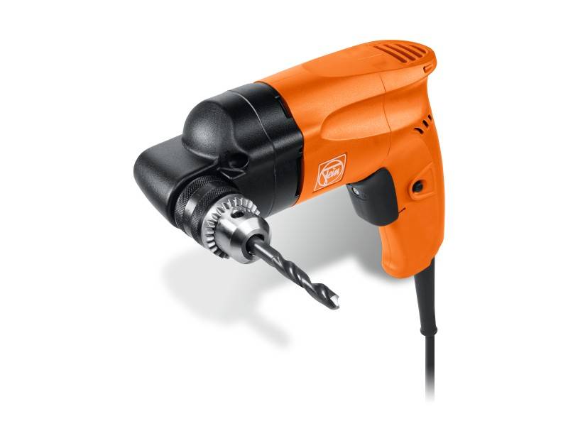 Un tournevis-perceuse électrique orange avec un foret métallique, représenté dans une vue latérale.