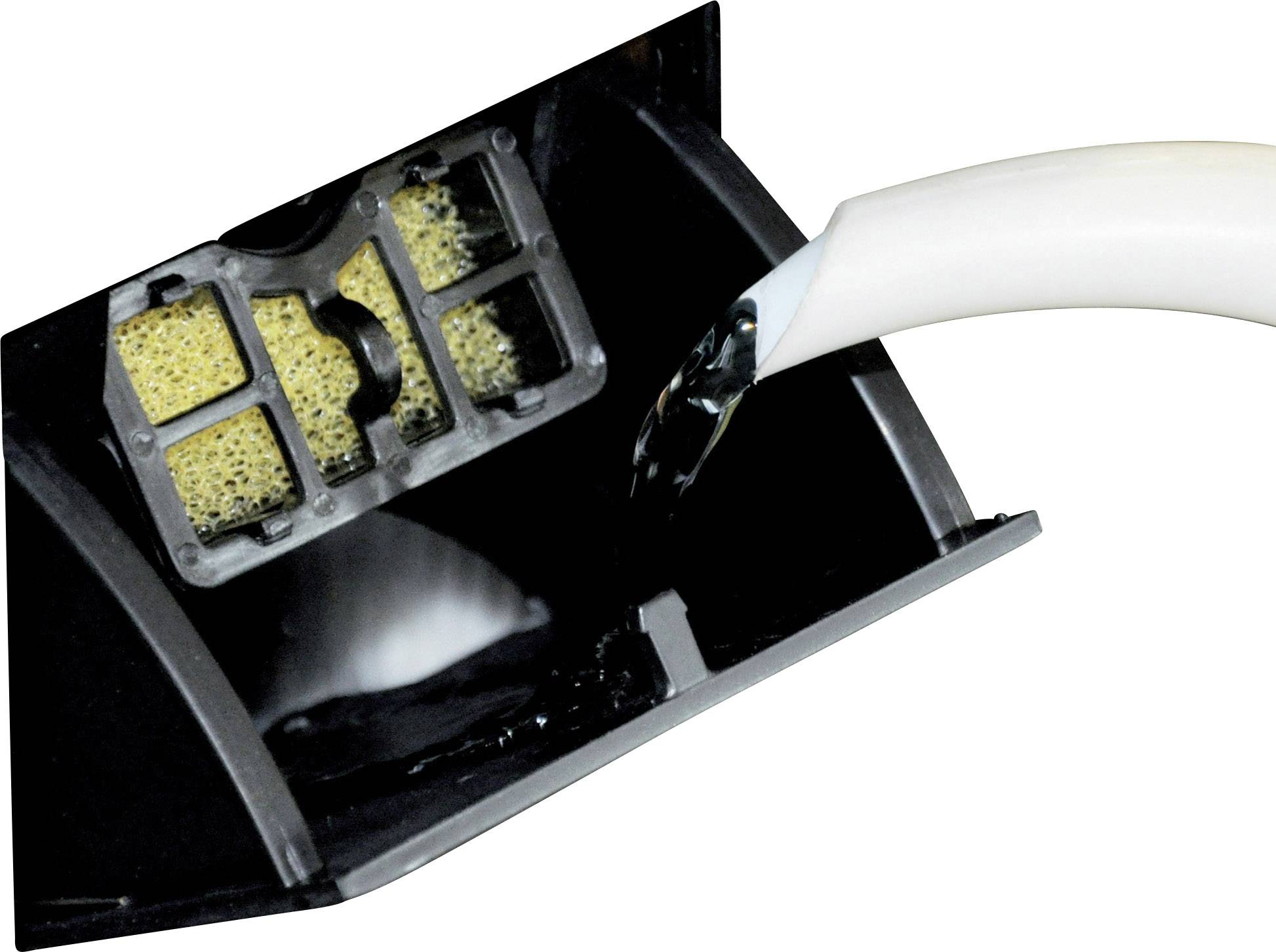 Un nettoyeur vapeur avec jet d'eau sur un accessoire pour tapis ; l'élément filtrant est visible.