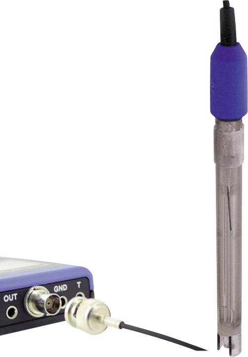 Un capteur de pH avec électrode en verre et câble, relié à un appareil de mesure ; utilisé pour mesurer le pH dans les liquides.