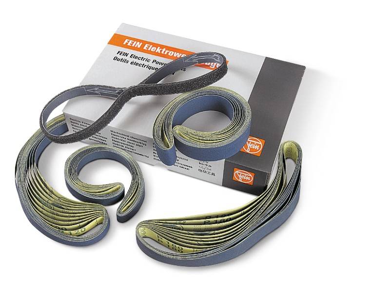 Paquet contenant plusieurs bandes abrasives de différentes tailles, avec l'inscription 'FEIN Elektrowerkzeuge' en arrière-plan.